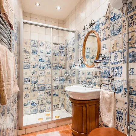 Castle Street Retreat, 19 *