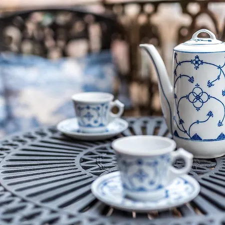 Castle Street Retreat, 19 *