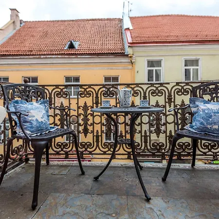 Castle Street Retreat, 19 *