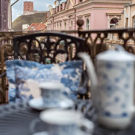 Castle Street Retreat, 19 *