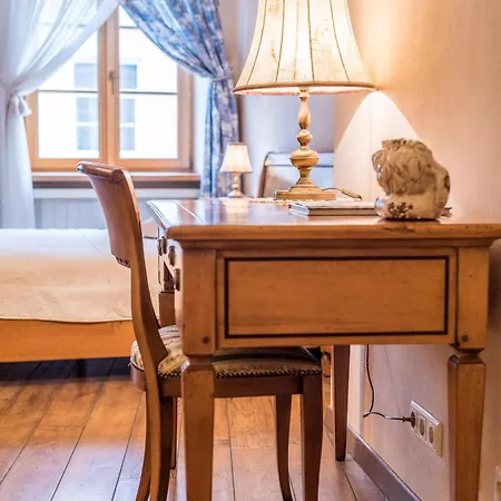 Castle Street Retreat, 19 *