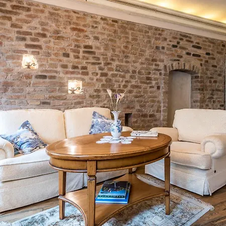 Castle Street Retreat, 19