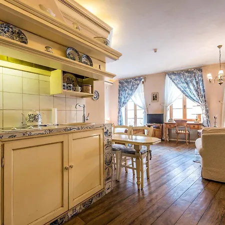 Castle Street Retreat, 19 *