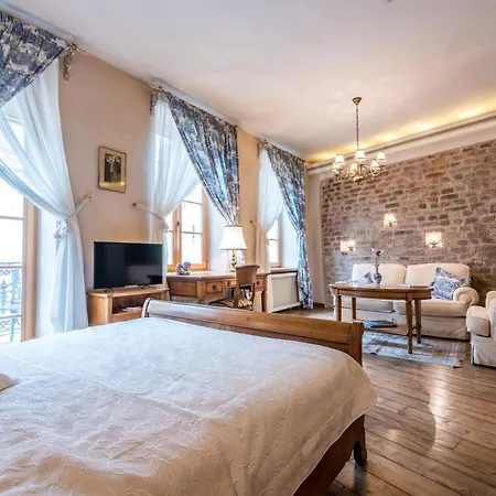 Castle Street Retreat, 19