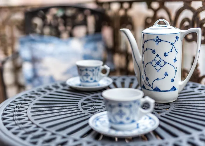 Castle Street Retreat, 19 *