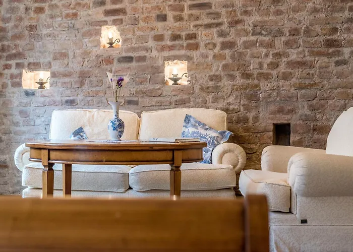 Castle Street Retreat, 19 *