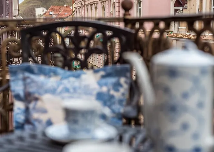 Castle Street Retreat, 19 *