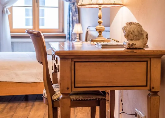 Castle Street Retreat, 19 *