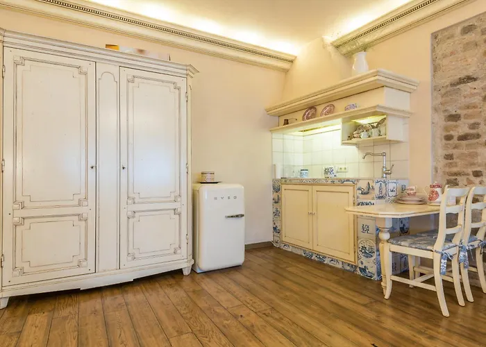 Butas Castle Street Retreat, 19 *