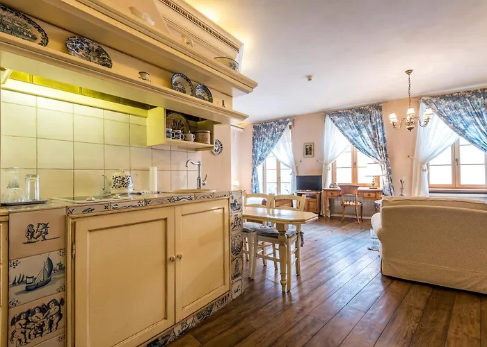 Castle Street Retreat, 19 *