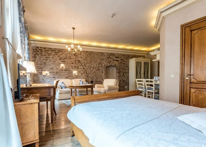 Castle Street Retreat, 19 *