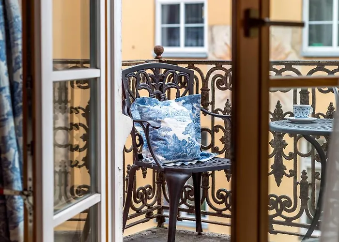 Castle Street Retreat, 19 * Vilna