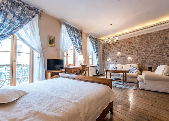 Castle Street Retreat, 19