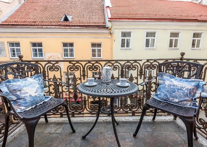 Castle Street Retreat, 19 *