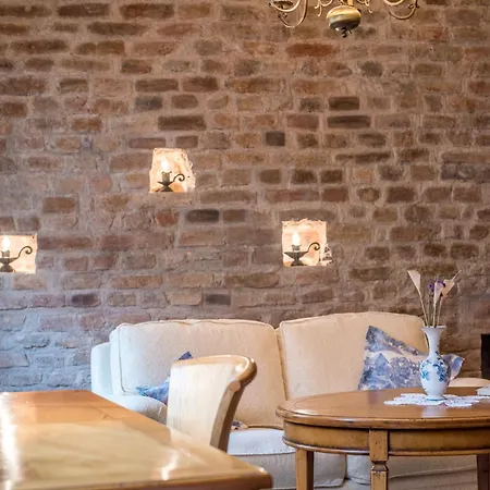 Апартаменты Castle Street Retreat, 19 *