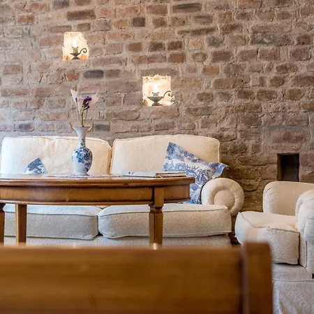 Castle Street Retreat, 19 *