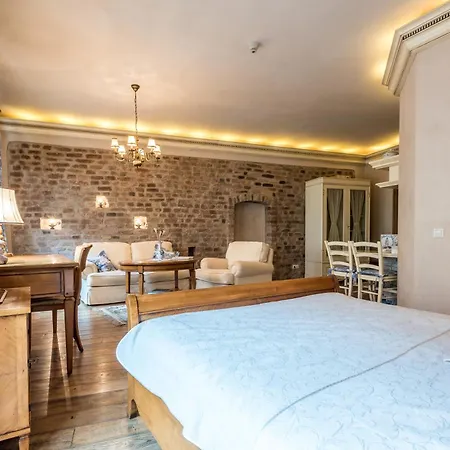 Castle Street Retreat, 19 *