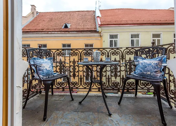 Castle Street Retreat, 19 *