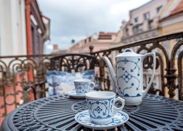 Castle Street Retreat, 19 *